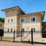 Straßenansicht  - (Ki Generiert) Fassadenfarbe In Sandton Geändert