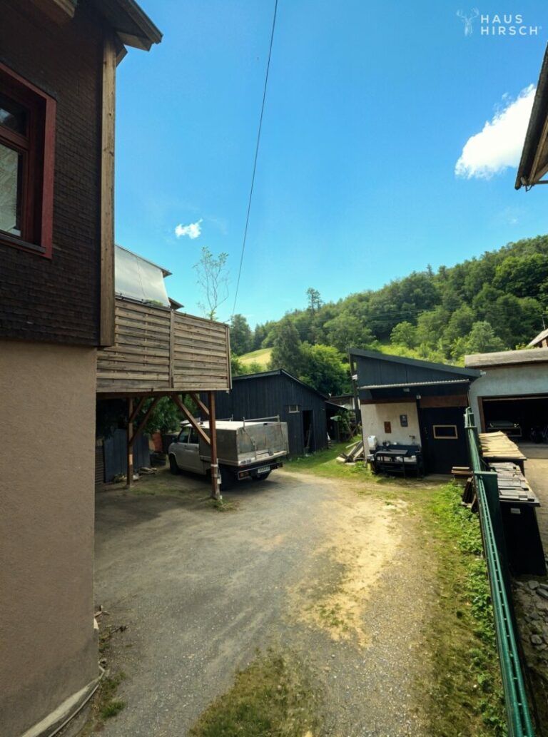 Hof und Grundstück