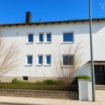 Dreifamilienhaus In Alteglofsheim Mit Traumlage - 3 Wohnungen, Großes Grundstück, 3 Garagen! 4 Außen - (Ki Generiert)