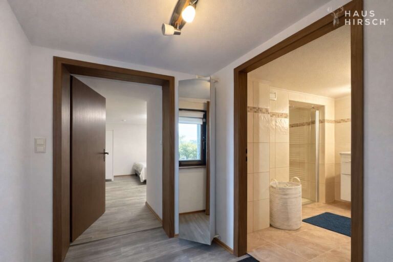 Flur EG hinten Zimmer Bad