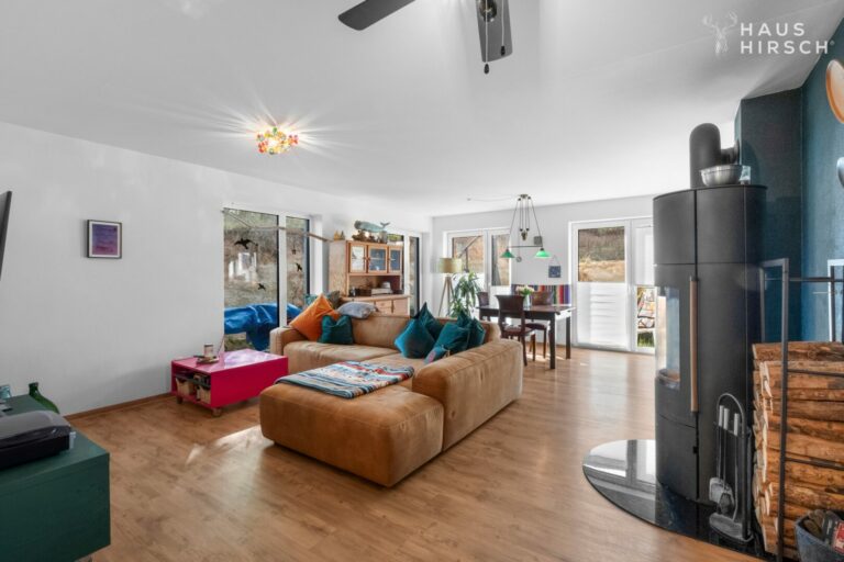 Offener Wohnbereich mit Essplatz und Schwedenofen