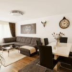 Wohnzimmer Mit Zugang Auf Den Ost-Balkon