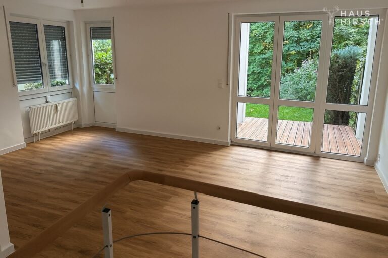 Wohnzimmer mit Wendeltreppe nach unten