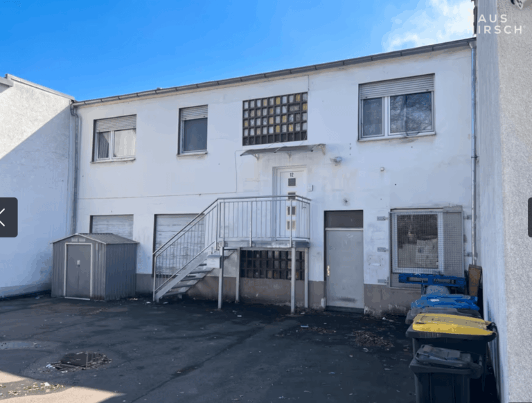 Hinterhof / Rückfront