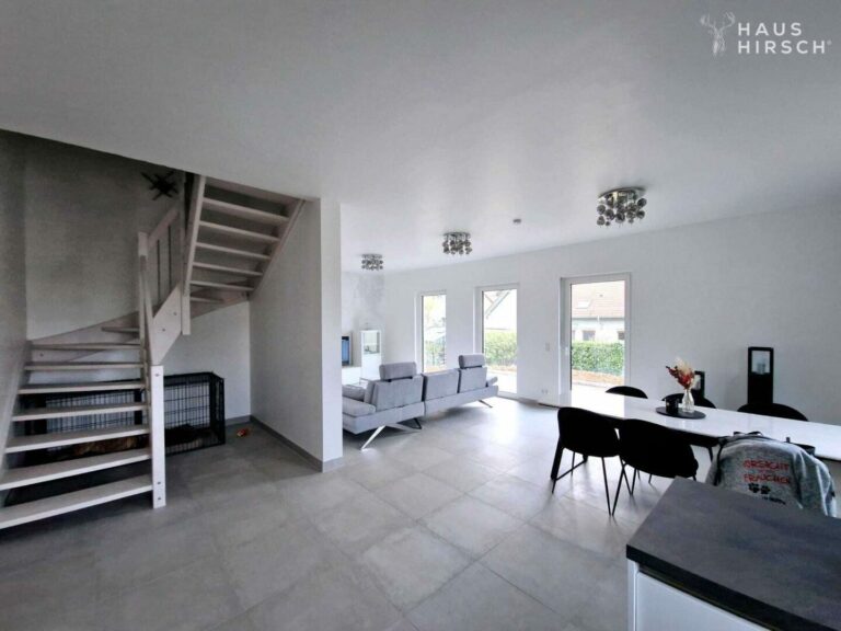 Rechte Seite: Wohn-Essbereich