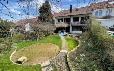 Außenansicht Hinterhaus mit gesamten Garten