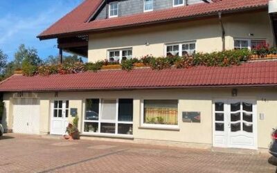 Vorderansicht Eingänge Stellplätze