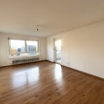 Charmante Wohnung Mit Garage In Ruhiger Lage Am Stadtrand 5 Wohnzimmer Mit Zugang Zum Balkon