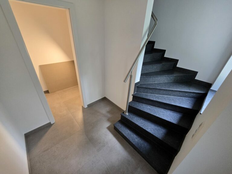Eigener Eingang mit großem Abstellraum/Garderobe