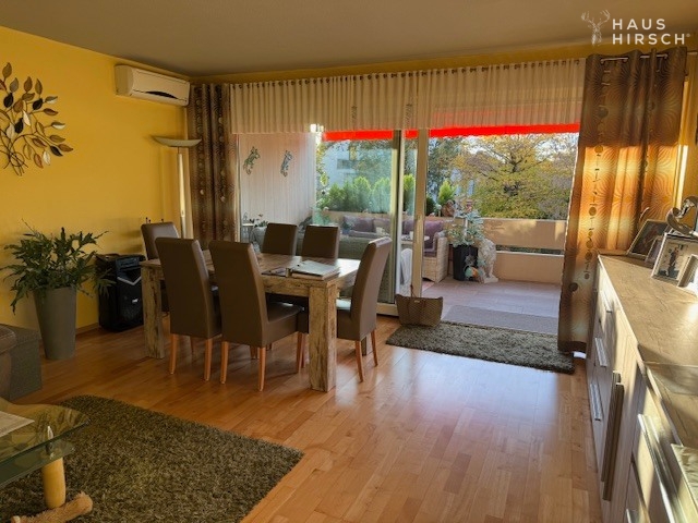 Essbereich mit Zugang zum Balkon