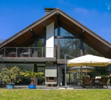 Modernes Einfamilienhaus Mit Pool Und 7M Fensterfront In Sackgassenlage 6 Rückansicht