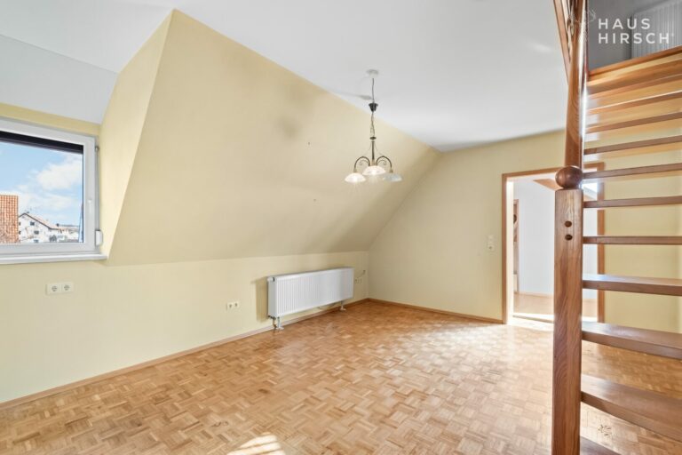 Esszimmer im OG mit Treppe zum DG