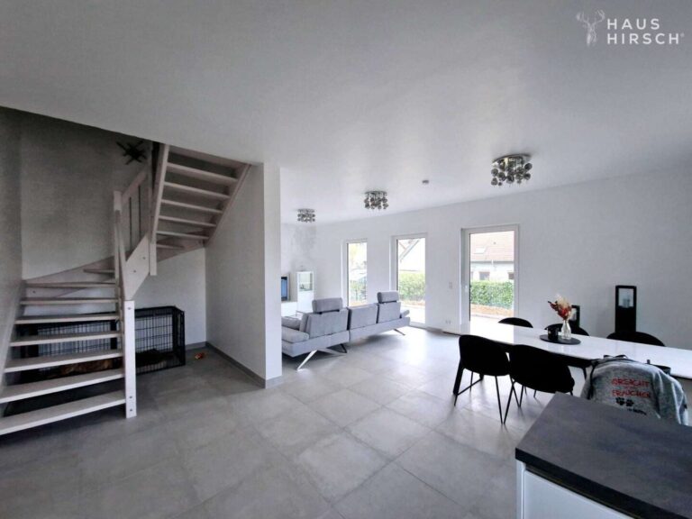 Rechte Seite: Wohn-Essbereich