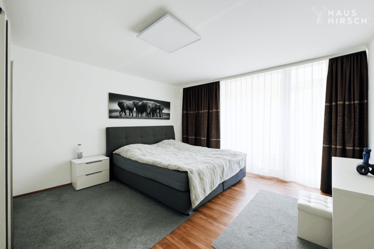 Schlafzimmer mit Zugang auf den Ost-Balkon