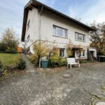 Hof Und Vorderansicht