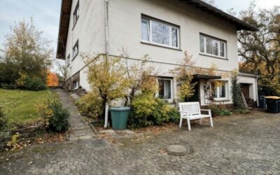 Hof Und Vorderansicht