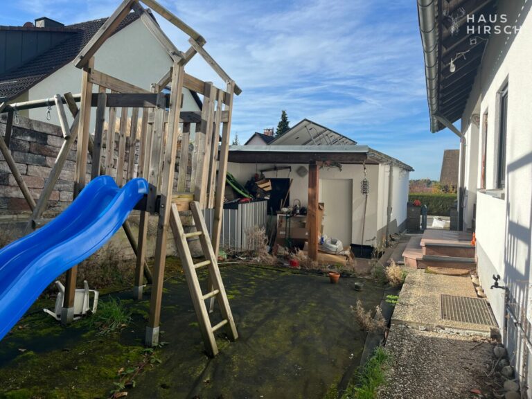 Seitlicher Garten + Garage