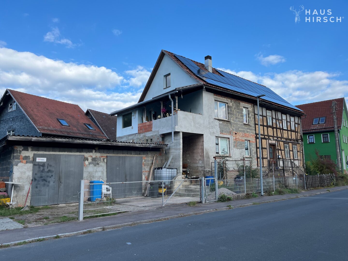 Ansicht seitlich mit Balkon und Garage