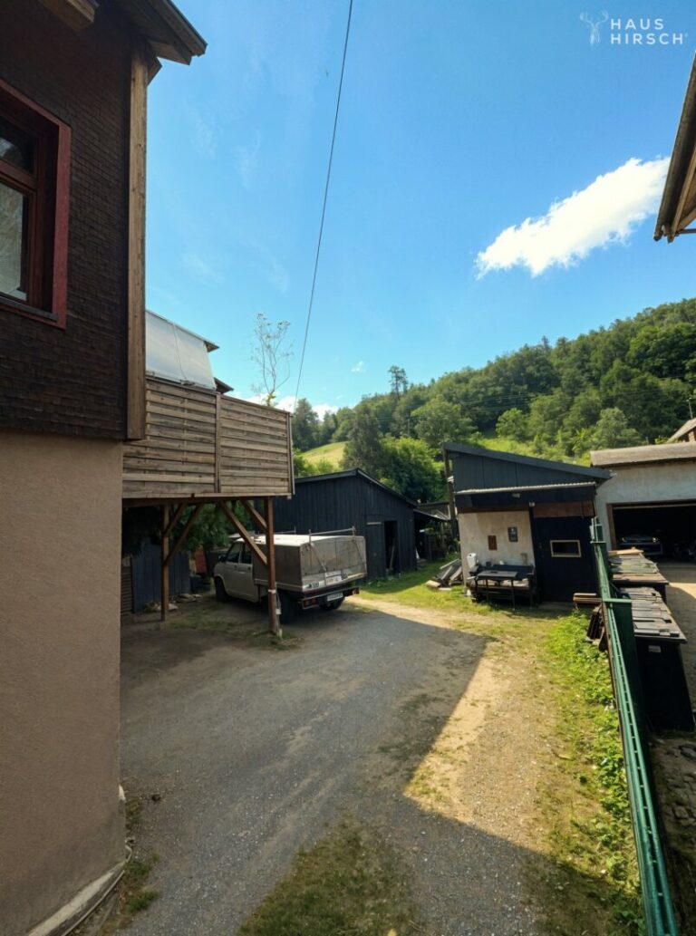 Hof und Grundstück