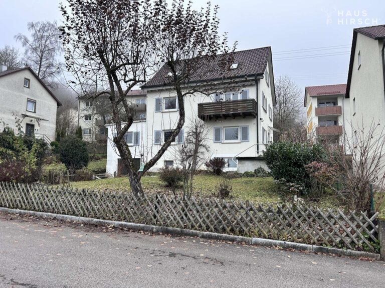 Front von der ruhigen Seitenstraße aus