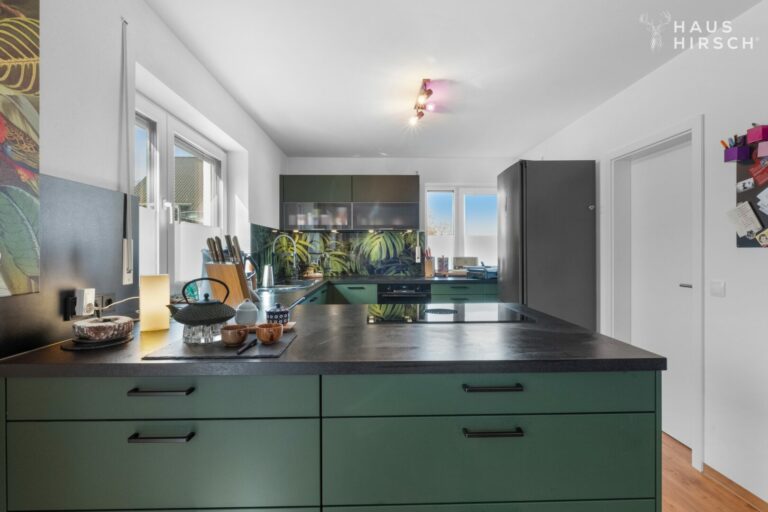 Moderne Küche mit praktischer Speisekammer