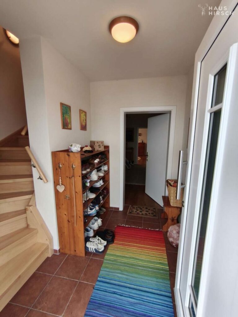 Flur EG mit Treppe zum OG