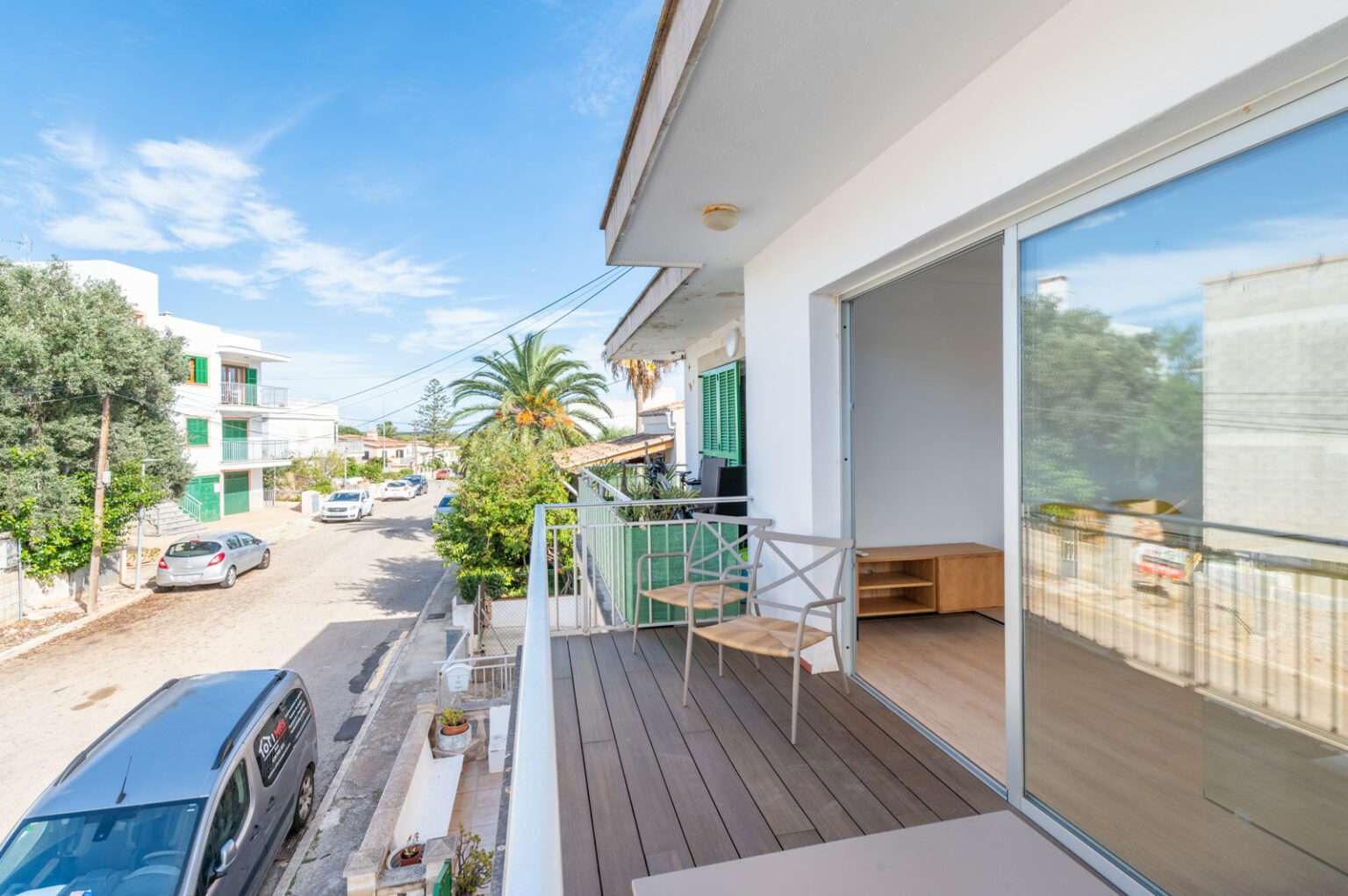 Balkon mit teilweise Meerblick