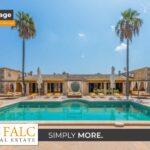 [Cover] Hausansicht Mit Pool