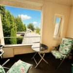 Exklusive Maisonette-Wohnung Mit Zwei Balkonen Und Einbauküche Im Zweifamilienhaus 1 Balkon Im Wohnzimmer