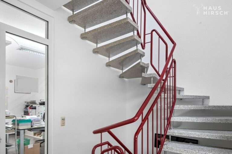 Schlichtes Treppenhaus - zeitlos und modern