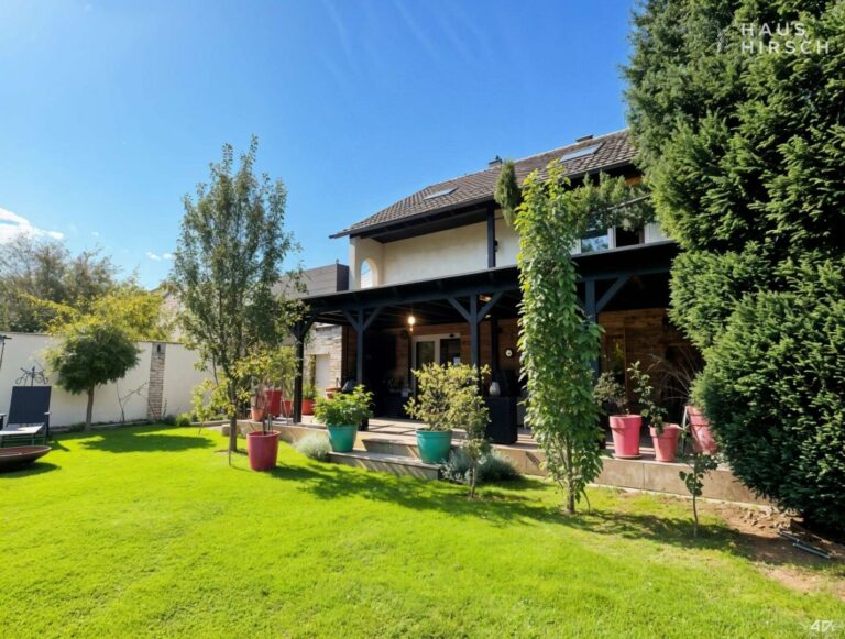 Haus und Garten mit Obstbäumen - (KI generiert)