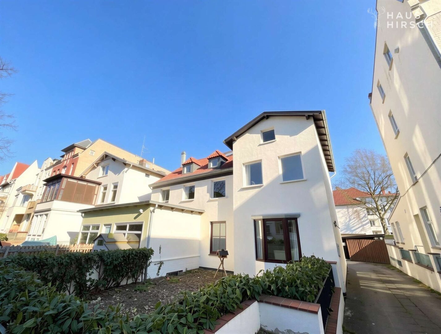 Hausansicht mit Zufahrt