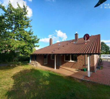 Traumhaftes Einfamilienhaus In Sackgassenlage Mit Split-Level-Architektur 3 Außenansicht