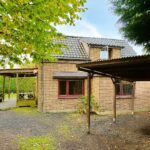 Hausansicht Mit Praktischem Carport