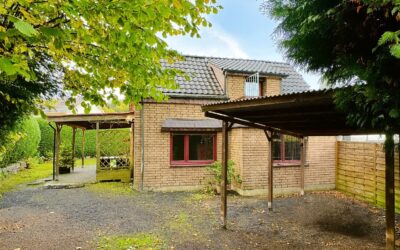 Hausansicht Mit Praktischem Carport