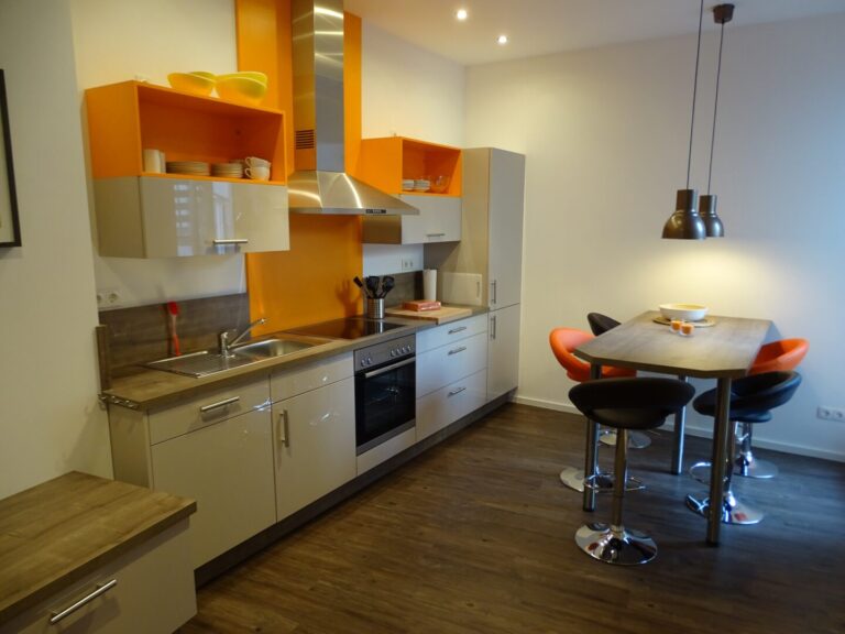 EG Altbau 3er WG Küche und Essbereich