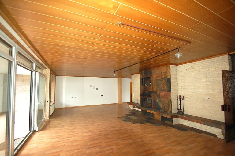 Wohnzimmer mit Kamin EG