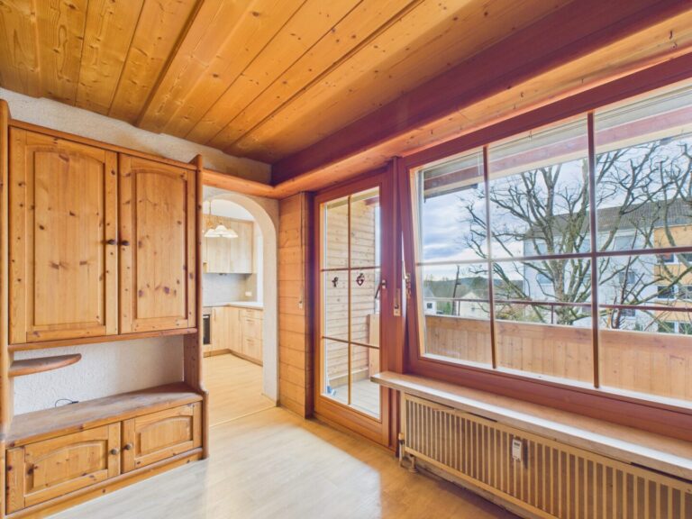 Wohnzimmer mit Zugang zum Balkon/Küche