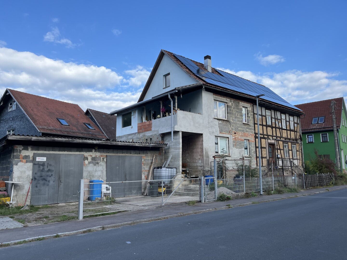 Ansicht seitlich mit Balkon und Garage