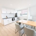 Helle Küche Und Essbereich In