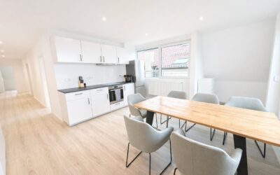 Helle Küche Und Essbereich In