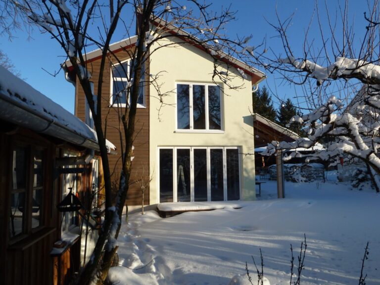 Hausansicht West im Winter