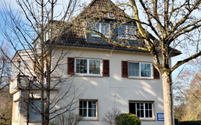 Hausansicht Mit 5 Stellplätzen