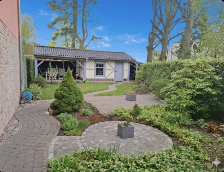 Garten mit Gartenlandhaus