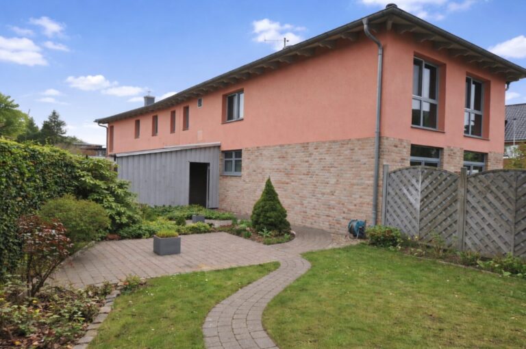 Garten und Hausansicht