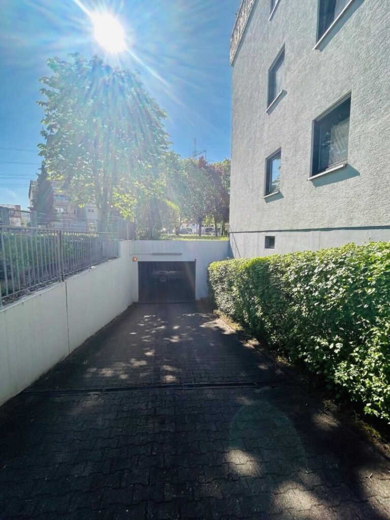Tiefgarageneinfahrt