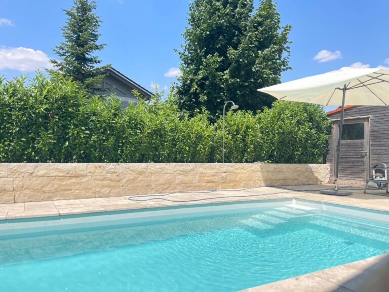 Pool im Sommer