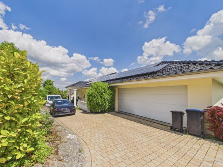 Einfahrt und Garage