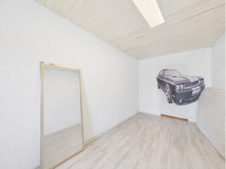 Zimmer 2 (geräumt mit KI)