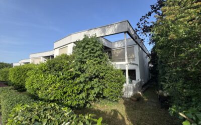 Terrasse Eingebettet Von Grün